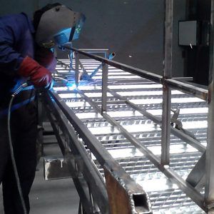 Servicios trabajos de carpintería metálica.